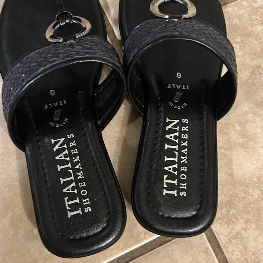 Italian Shoemakers 6 Black Sandals with silver Ring Like NEW - Picture 2 of 5